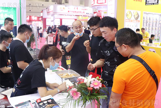 鍋圍爐,好吃不貴!【千滋百匯食品】在2021鄭州火鍋展中圍著眾多!